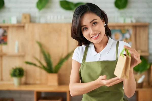 Schattige Aziatische Vrouw Met Kleine Papieren Kartonnen Tas Met Cadeau — Stockfoto