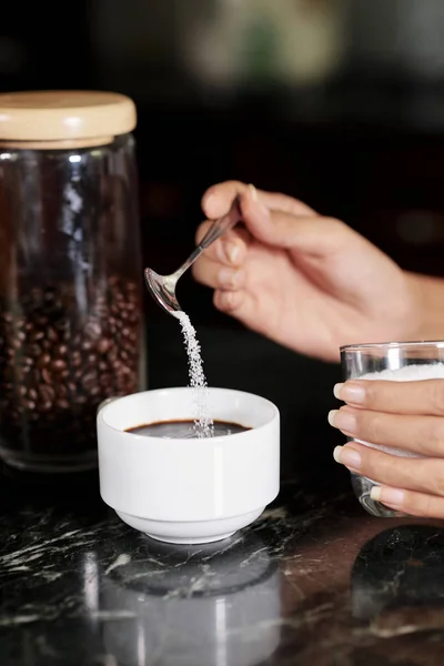 Close Mãos Femininas Colocando Açúcar Xícara Com Café Preto Aromático — Fotografia de Stock