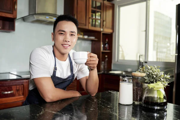 Portret Młodego Azjatyckiego Mężczyzny Ciesząc Się Filiżanką Kawy Uśmiechając Się — Zdjęcie stockowe