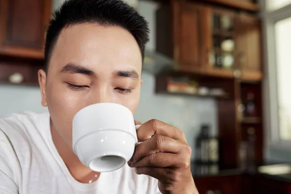Крупный План Молодого Человека Пьющего Кофе Чашки Время Завтрака Кухне — стоковое фото