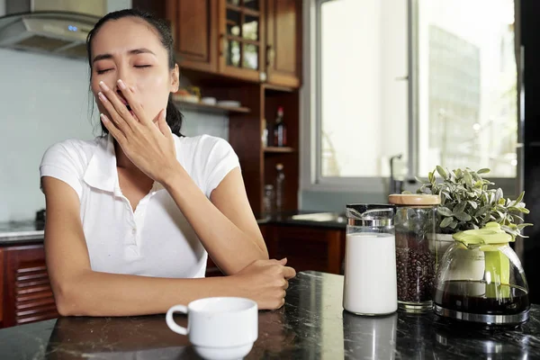 Young Sleepy Woman Standing Table Kitchen Yawning While Drinking Coffee — 스톡 사진