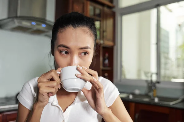 Asiatisk Ung Kvinna Håller Cup Nära Munnen Och Dricker Färskt — Stockfoto