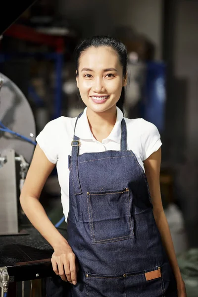 Portrait Jeune Maître Asiatique Debout Dans Tablier Souriant Caméra Tout — Photo