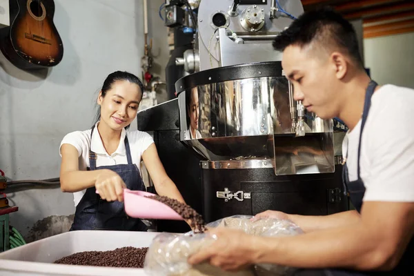 Aziatische Jonge Mensen Produceren Koffie Fabriek Het Verpakken Van Geroosterde — Stockfoto