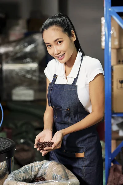 Porträt Einer Jungen Asiatischen Frau Schürze Die Frisch Geröstete Kaffeebohnen — Stockfoto