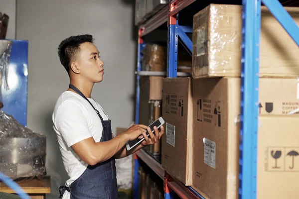 Asiatische Junge Männliche Arbeiter Stehen Vor Den Regalen Mit Kartons — Stockfoto