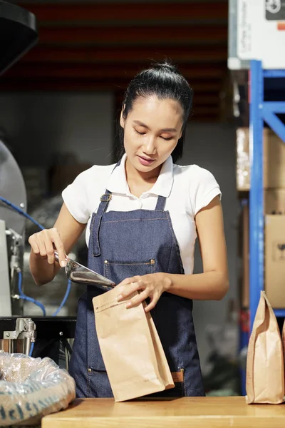 Junge Asiatin Schürze Verpackt Kaffeebohnen Papiertüte Nach Dem Rösten Auf — Stockfoto