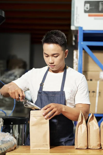 Asiatico Uomo Indossare Grembiule Imballaggio Appena Tostato Chicchi Caffè Sacchetti — Foto Stock