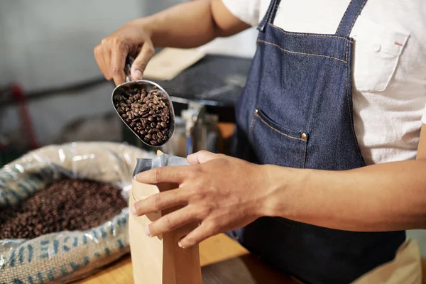 Primo Piano Uomo Imballaggio Chicchi Caffè Dalla Pala Nel Sacchetto — Foto Stock
