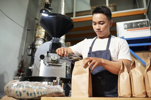 Asyalı Erkek Işçi Kahve Fabrikasında Kaliteli Kahve Çekirdekleri Seçerek — Stok fotoğraf