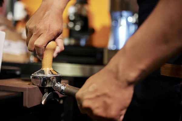 Close Barmen Trabalhando Bar Moagem Grãos Café Para Preparar Bebida — Fotografia de Stock