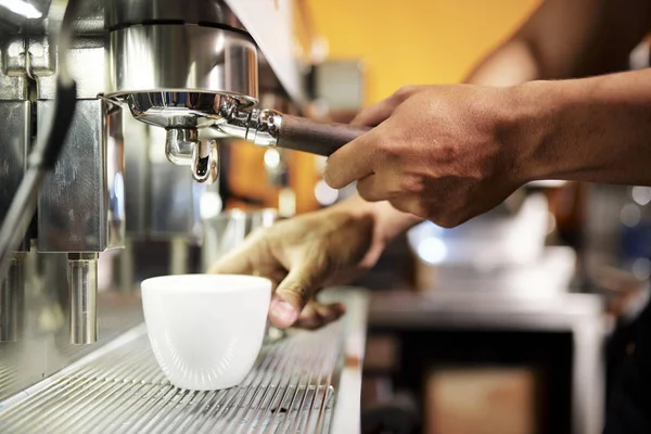 Close Mãos Masculinas Colocando Xícara Sob Guindaste Máquina Café Fazendo — Fotografia de Stock