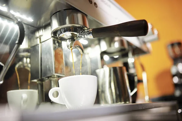 カフェでコーヒーマシンでカプチーノを作るプロセスのクローズアップ — ストック写真