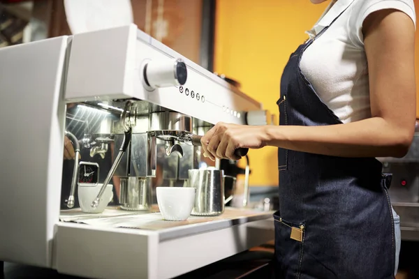 Female Barista Standing Apron Coffee Machine Brewing Delicious Hot Coffee — Stock Photo, Image