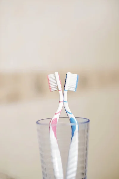 Image Two Pink Blue Toothbrushes Transparent Glass Divorce Concept — Stock Photo, Image