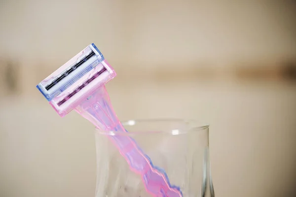 Two Plastic Blue Pink Razors Transparent Glass Cup Bathroom — Stock Photo, Image