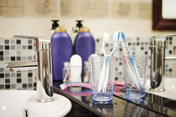 Imagen Hermoso Lavabo Blanco Dos Cepillos Dientes Para Ella Para — Foto de Stock