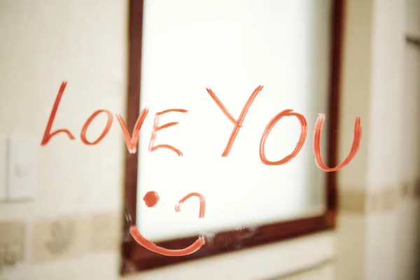 Ομολογία Αγάπης Και Χαμογελαστή Φάτσα Γραμμένη Κόκκινο Κραγιόν Στον Καθρέφτη — Φωτογραφία Αρχείου