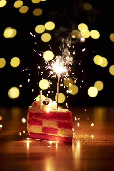 Szelet Színes Születésnapi Torta Egy Megvilágított Csillagszóró Asztalra Mint Sötét — Stock Fotó