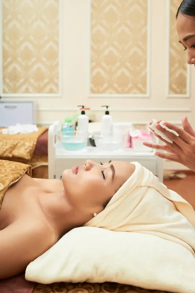 Mooie Jonge Vrouw Een Bezoek Aan Cosmetoloog Liggen Ontspannen Spa — Stockfoto