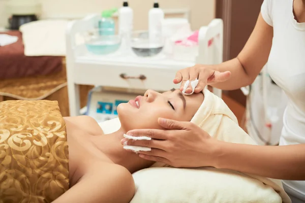 Asiatisk Ung Kvinna Koppla Spa Salon Medan Kosmetolog Förbereder Hennes — Stockfoto