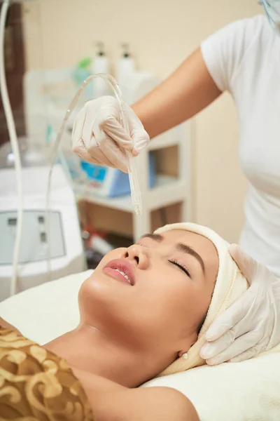 Asiatische Frau Entspannen Mit Geschlossenen Augen Während Spezialist Verjüngung Des — Stockfoto