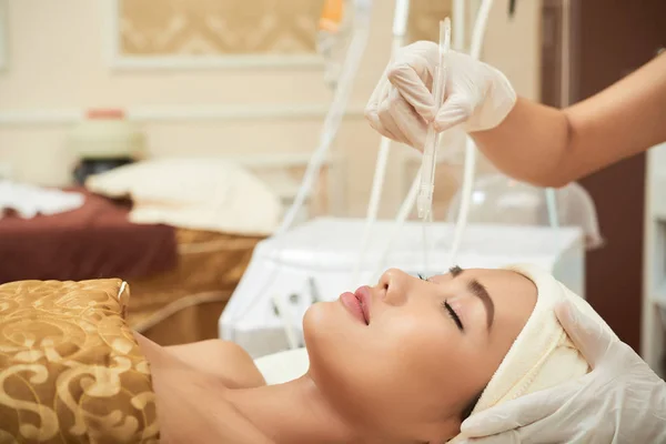 Asiatico Bella Donna Rilassante Mentre Cosmetologo Idratare Suo Viso Durante — Foto Stock