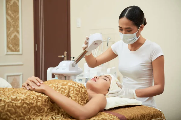 Junge Asiatische Kosmetikerin Macht Lasertherapie Des Gesichts Der Frau Während — Stockfoto