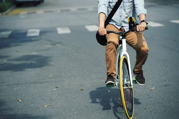 Abgeschnittenes Bild Eines Mannes Freizeitkleidung Beim Fahrradfahren — Stockfoto