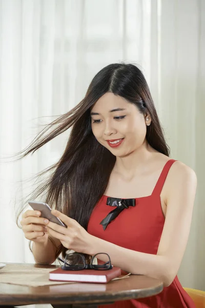 Young Brunette Girl Sitting Table Reading Message Her Mobile Phone — 스톡 사진