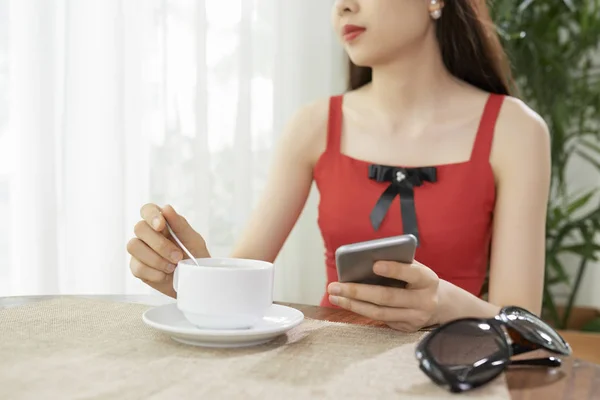 Närbild Ung Kvinna Sitter Vid Bordet Med Kopp Kaffe Och — Stockfoto