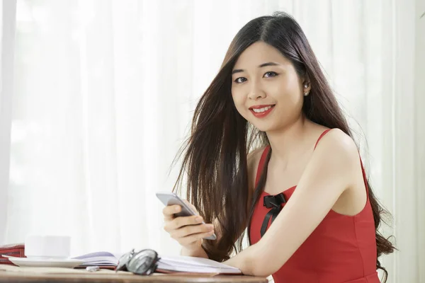 Retrato Una Joven Asiática Sentada Mesa Con Teléfono Móvil Sonriendo —  Fotos de Stock