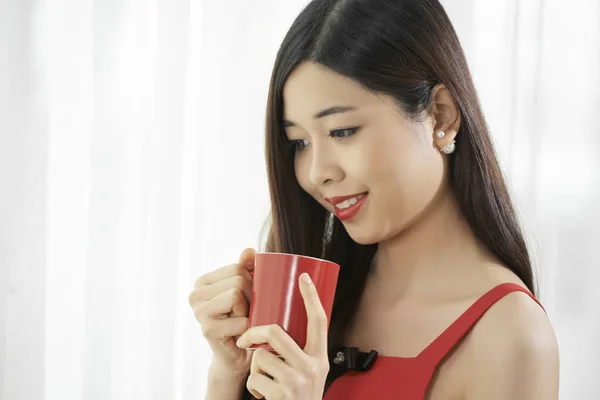 Mladá Asijská Žena Držící Dlaních Hrnek Vychutnávala Horkou Kávu — Stock fotografie
