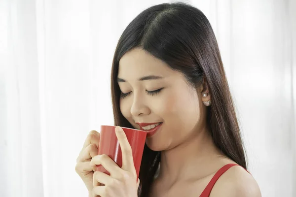 Asiática Bonita Morena Sosteniendo Taza Sus Manos Bebiendo Delicioso Café —  Fotos de Stock