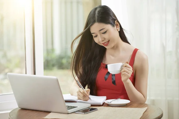 Asiática Joven Empresaria Sentada Mesa Frente Computadora Portátil Escribir Bloc — Foto de Stock