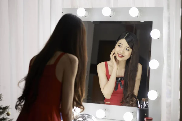 Hermosa Modelo Asiática Pie Mirándose Espejo Admirando Belleza —  Fotos de Stock