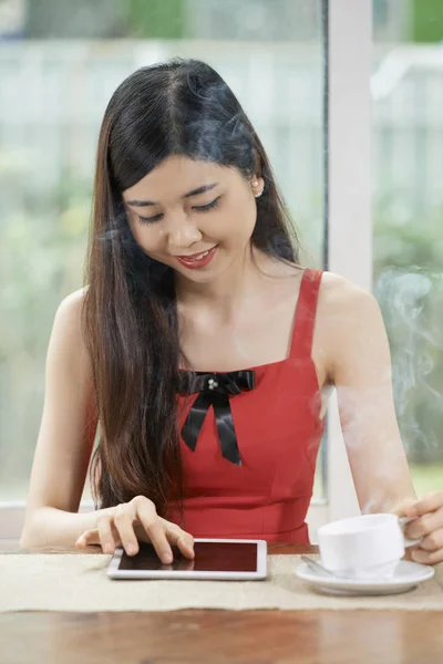 Young Asian Businesswoman Working Online Digital Tablet While Sitting Table — Stock Photo, Image