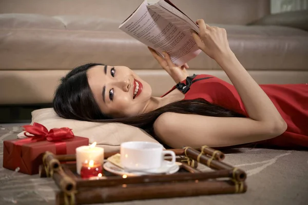 Retrato Menina Asiática Deitada Chão Com Xícara Chá Com Vela — Fotografia de Stock