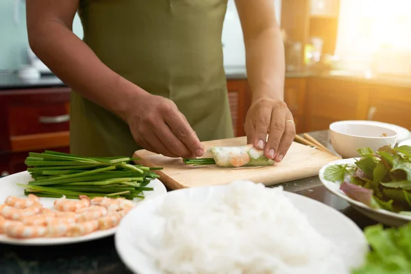 Homem Fazendo Deliciosos Rolos Primavera Com Camarão Legumes — Fotografia de Stock