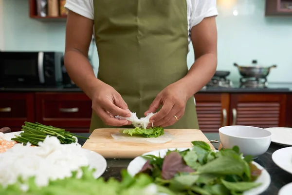 新緑野菜で健康的な春巻きを作る人の手 — ストック写真
