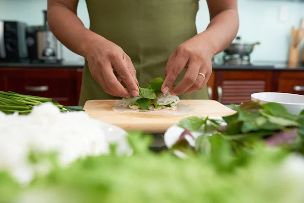 Menschenhände Fügen Grünzeug Frühlingsrolle Hinzu — Stockfoto