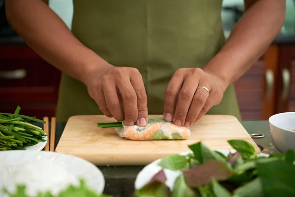 Mann Macht Traditionelle Asiatische Frühlingsrollen Mit Garnelen Und Gemüse — Stockfoto