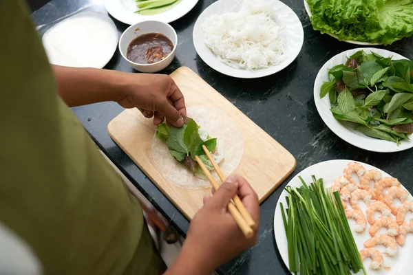 Cozinhe Adicionando Folhas Manjericão Tailandês Rolos Primavera Vietnamitas — Fotografia de Stock