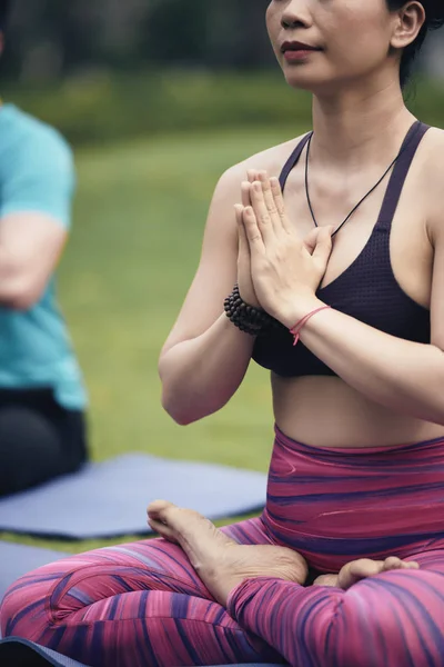 Bijgesneden Beeld Van Vrouw Mediteren Lotuspositie — Stockfoto