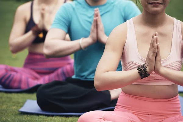 Beskuren Bild Mediterar Människor Håller Händerna Namaste Gest — Stockfoto