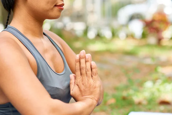 Kadın Dışarıda Meditasyon Yaparken Ellerini Mudra Tutuyor — Stok fotoğraf