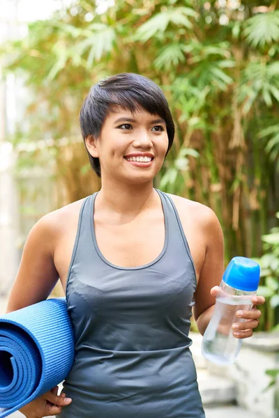 Ritratto Giovane Donna Sportiva Felice Con Borraccia Tappetino Yoga — Foto Stock