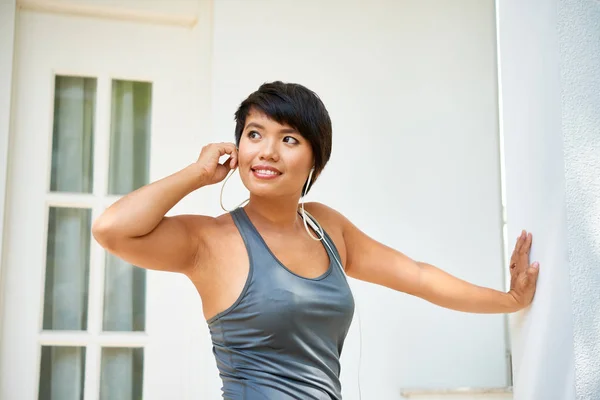 Jeune Jolie Sportive Asiatique Jouissant Bonne Musique Dans Ses Écouteurs — Photo