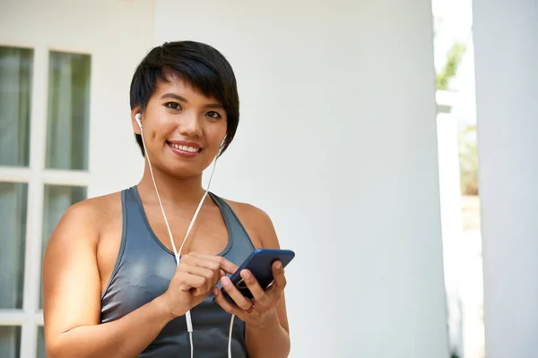 Portrait Smiling Asian Fit Woman Choosing Music Smartphone Her Training — Stock Photo, Image