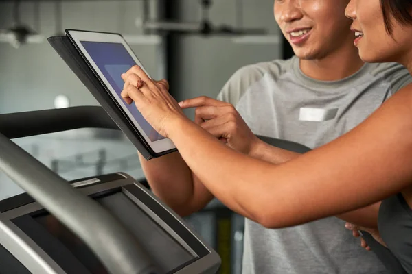 Trainer Helpt Vrouwelijke Cliënt Programma Stellen Een Loopband Sportschool — Stockfoto